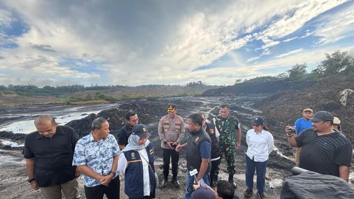 TAMBANG ILEGAL IKN - Konfrensi pers di lokasi tambang ilegal oleh tim gabungan dari Bareskrim Polri, Otorita IKN, Polda Kaltim, dan Kodam VI/Mulawarman mengungkap praktik tambang ilegal batu bara di kawasan Sungai Seluang, Kecamatan Samboja, Kabupaten Kutai Kartanegara, yang masuk wilayah Taman Hutan Raya (Tahura) Bukit Soeharto, Sabtu (8/11/2025). 