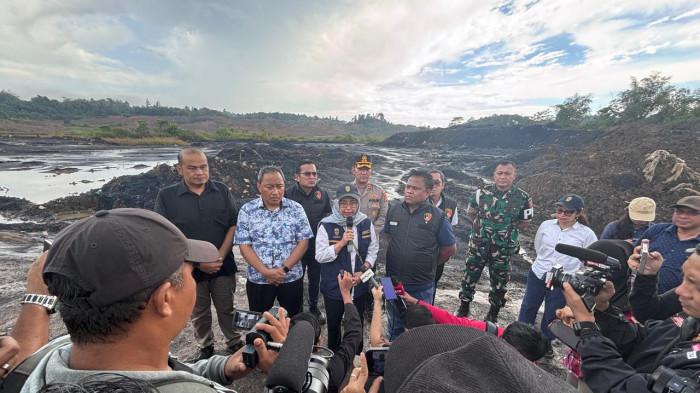 TAMBANG ILEGAL IKN - Konfrensi pers di lokasi tambang ilegal oleh tim gabungan dari Bareskrim Polri, Otorita IKN, Polda Kaltim, dan Kodam VI/Mulawarman mengungkap praktik tambang ilegal batu bara di kawasan Sungai Seluang, Kecamatan Samboja, Kabupaten Kutai Kartanegara, yang masuk wilayah Taman Hutan Raya (Tahura) Bukit Soeharto, Sabtu (8/11/2025).