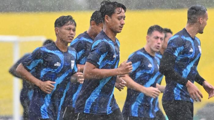 PADANG VS BORNEO -Skuat Borneo FC saat latihan jfal Stadion Haji Agus Salim Padang Sumatera Barat,dengan kondisi hujan, Sabtu (8/11/2025). Meski sulit, Borneo FC tetap ingin melanjutkan tren positif raih tiga poin di Padang. (HO/BORNEO FC SAMARINDA)