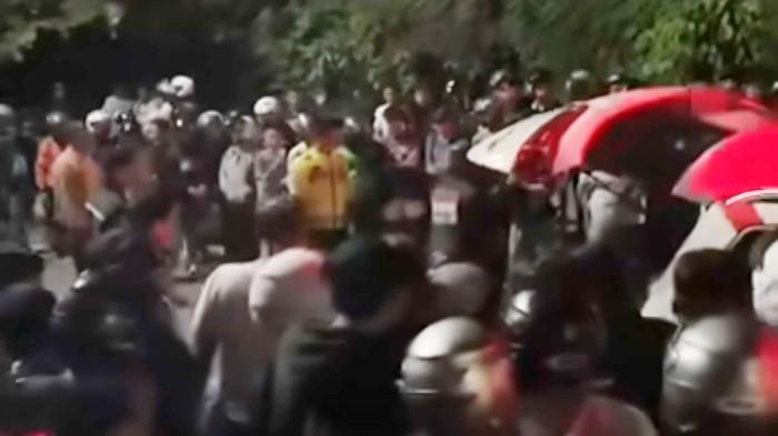 KECELAKAAN MAUT - Warga sekitar di Jalan Cipto Mangunkusumo mengerumuni korban kecelakaan di Jalan Cipto Mangunkusumo, tepatnya di tanjakan SMKN 1 Bontang, Minggu (9/11/2025). (HO Bontangkita)