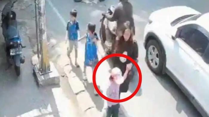 KASUS PENCULIKAN BILQIS - Tangkapan layar rekaman CCTV saat Bilqis Ramdhani (4) diduga diculik seorang wanita di Taman Pakui Sayang, Makassar, Sulawesi Selatan, Minggu (2/11/2025). Bilqis akhirnya telah ditemukan selamat. (Tribun Makassar)