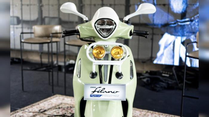 Grand Filano Hybrid warna putih milik Couvee ini tampil dengan sedikit sentuhan modifikasi simpel berupa gambar animasi dengan tema “Live in Between” dari Yogyakarta.