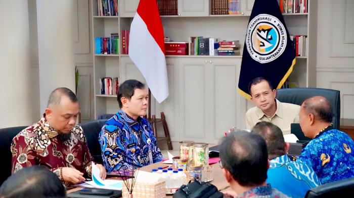 PROGRAM TRANSMIGRASI - Bupati Paser, Fahmi Fadli, saat audiensi dengan Menteri Transmigrasi RI, Muhammad Iftitah Sulaiman Suryanagara di Kota Jakarta, Senin (10/11/2025). Dalam audiensi tersebut membahas masalah transmigrasi di Paser. (HO Prokopim Paser)