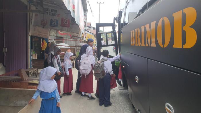 BUS SEKOLAH GRATIS - Program Bus Sekolah Gratis yang digagas oleh Satuan Brimob Polda Kalimantan Timur mendapat sambutan luar biasa dari masyarakat Kota Balikpapan. Sepekan sejak diluncurkan pada Selasa (4/11/2025), layanan transportasi gratis untuk pelajar ini berjalan lancar dan dinilai sangat membantu warga.