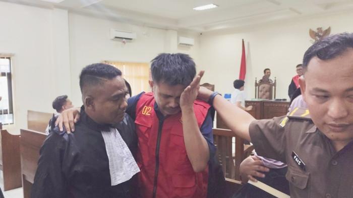 VONIS BEBAS - Terdakwa berinisial FR menangis sambil dipeluk kuasa hukumnya usai sidang pembacaan putusan di Pengadilan Negeri Balikpapan, Senin (10/11/2025). Majelis Hakim memutuskan FR tidak terbukti bersalah dalam perkara asusila dan memerintahkan pembebasan serta pemulihan hak-haknya.  (TRIBUNKALTIM.CO/MOHAMMAD ZEIN RAHMATULLAH)