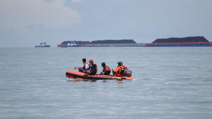 PENCARIAN DIPERLUAS - Tim gabungan masih terus melakukan pencarian terhadap Khairul Anam (17), remaja yang dilaporkan tenggelam di Pantai Kemala, Balikpapan, sejak Senin (10/11/2025) sore. Memasuki hari kedua, operasi pencarian difokuskan dengan memperluas area penyisiran di sepanjang garis pantai hingga ke arah perairan Pantai Batu-Batu Pertamina, Selasa (11/11/2025). (TRIBUNKALTIM.CO/DWI ARDIANTO)