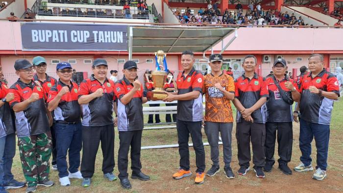 20251111_Wakil Bupati Kutai Barat Nanang Adriani membuka Turnamen Sepak Bola Bupati Cup
