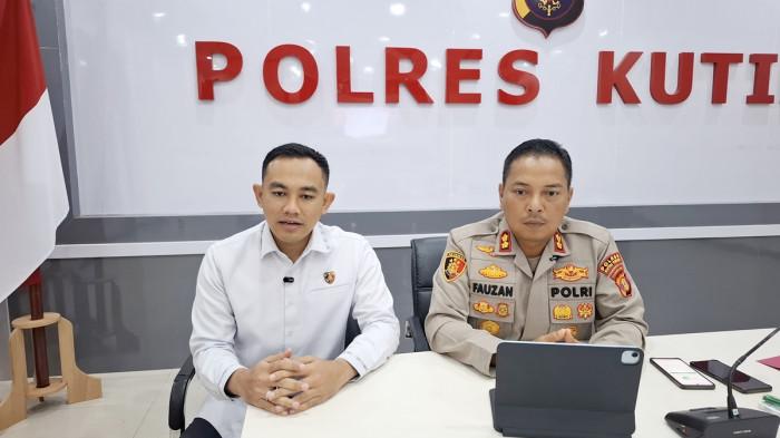 PEMBAKARAN ISTRI - Kapolres Kutim, AKBP Fauzan Arianto (kanan) didampingi Kasat Reskrim Polres Kutim, AKP Ardian Rahayu Priatna (kiri), Rabu (12/11/2025). Kasus dugaan pembakaran oleh pria berinisial AL (48) terhadap istrinya NH (35) dengan penetapan AL sebagai tersangka. (TRIBUNKALTIM.CO/NURILA FIRDAUS)