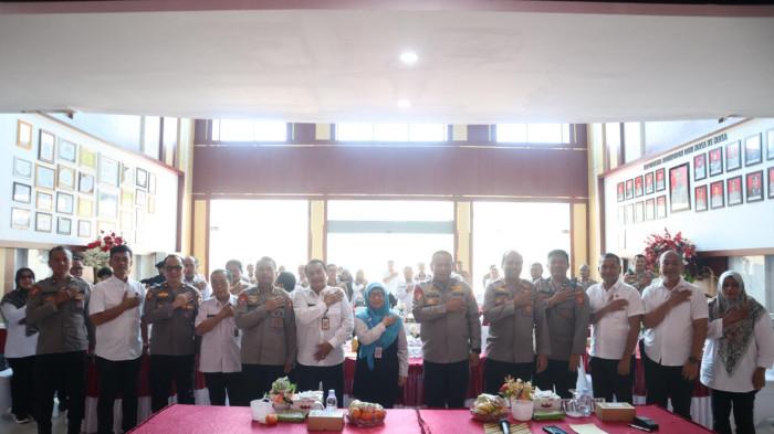 ‎
PERDAGANGAN ORANG BALIKPAPAN - Kepolisian Daerah Kalimantan Timur (Polda Kaltim) bersama Gugus Tugas Pencegahan dan Penanganan Tindak Pidana Perdagangan Orang (TPPO) menggelar kegiatan supervisi dan sosialisasi peraturan serta tugas pencegahan TPPO di ruang lobi Polresta Balikpapan, Rabu (12/11/2025). (HO/POLRESTA BALIKPAPAN)