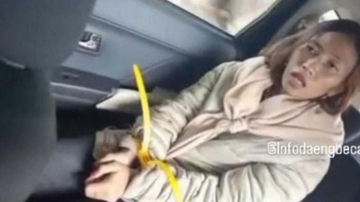 KASUS PENCULIKAN BILQIS - Salah satu pelaku penculikan Bilqis berinisial SY alias Sri Yuliana yang diamankan polisi di Kota Makassar, Sulawesi Selatan (Sulsel). Sri diduga kuat telah menjual anak kandungnya. (Instagram/InfoDaengBecak via KOMPAS.com)