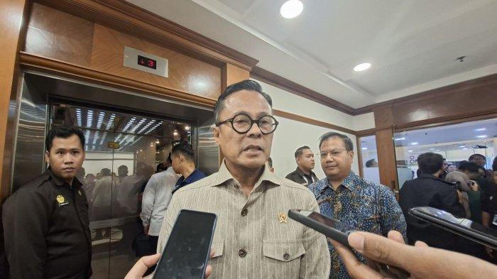 UTANG WHOOSH - Chief Operating Officer (COO) Daya Anagata Nusantara (Danantara) Dony Oskaria ditemui di Kemenko Pangan, Jakarta pada Selasa (11/11/2025). Chief Operating Officer (COO) Danantara, Dony Oskaria, menegaskan bahwa pihaknya bersama pemerintah akan berbagi peran dalam menangani utang proyek Kereta Cepat Jakarta-Bandung (Whoosh), Rabu (12/11/2025). (KOMPAS.com/DEBRINATA RIZKY)