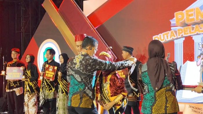 DUTA PELAJAR HUKUM - Kejaksaan Tinggi Kaltim resmi menutup Pemilihan Duta Pelajar Sadar Hukum 2025, mengukuhkan juara tingkat provinsi dari berbagai kabupaten dan kota, Kamis (13/11/2025). Program ini bertujuan membentuk generasi muda Kaltim yang sadar hukum, berprestasi, dan berkarakter kuat. (TRIBUNKALTIM.CO/MOHAMMAD ZEIN RAHMATULLAH)
 