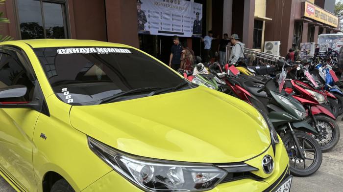 UNGKAP CURANMOR SAMARINDA - Konferensi pers di Halaman Mapolresta Samarinda, Kamis (13/11/2025). Terkait hasil kegiatan Kepolisian Terpusat Jaran Mahakam 2025 selama 18 hari dengan mengungkap 22 kasus curanmor dengan mengamankan 19 tersangka. (TRIBUNKALTIM.CO/GREGORIUS AGUNG SALMON)