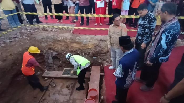 BANGUN RUMAH IBADAH - Peletakkan batu pertama pembangunan Gedung Gereja Toraja Jemaat Prima Sangatta, Kabupaten Kutai Timur, Provinsi Kalimantan Timur. Dinas PUPR juga menggelontorkan Rp 2,596 miliar untuk pembangunan lanjutan tahap kedua gedung aula Gereja Toraja Jemaat Prima Sangatta yang dikerjakan oleh CV. Selamat Karya Bersama.