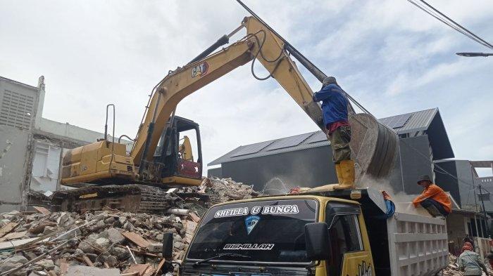 RUMAH SAHRONI - Rumah Ahmad Sahroni yang Sempat Dijarah Massa Kini Dibongkar(KOMPAS.com/Omarali Dharmakrisna Soedirman)