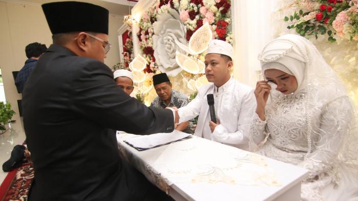 NIKAH MASSAL - Nikah massal di sela-sela pelaksanaan Musabaqah Tilawatil Quran (MTQ) ke-53 Kota Balikpapan yang digelar di Kecamatan Balikpapan Utara,Senin (17/11/2025). Selain rangkaian perlombaan, kegiatan tersebut turut dirangkaikan dengan prosesi nikah massal yang digagas oleh para penghulu yang tergabung dalam Asosiasi Penghulu Republik Indonesia (APRI). (TRIBUNKALTIM.CO/DWI ARDIANTO)