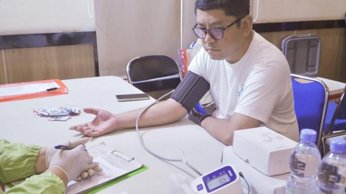 Manager PLN UPT Balikpapan, Jati Pharmadhita menjalani pemeriksaan kesehatan sebelum mendonorkan darahnya. Tahap skrining dilakukan oleh petugas medis PMI sebagai prosedur wajib untuk memastikan kelayakan pendonor dan keamanan proses donor darah.