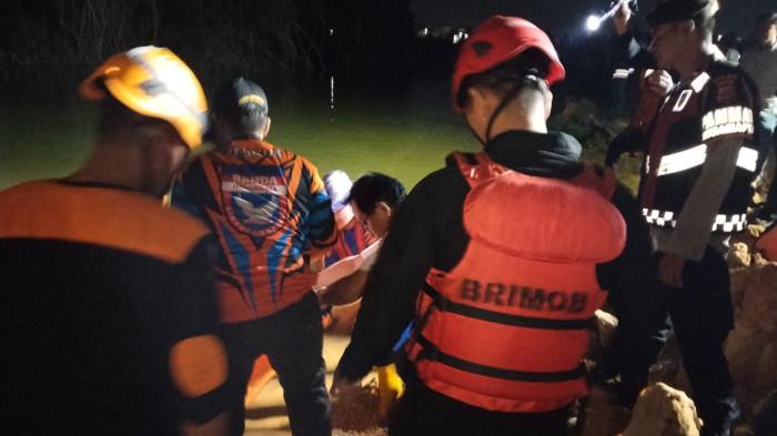 EVAKUASI ANAK TENGGELAM - Tragedi memilukan kembali menyelimuti Kota Balikpapan. Enam anak dilaporkan meninggal dunia setelah tenggelam di sebuah cekungan air besar yang berada di lahan perumahan RT 37, Jalan PDAM, Kelurahan Graha Indah, Kecamatan Balikpapan Utara, Senin (17/11/2025) sore. (HO/BRIMOB POLDA KALTIM)