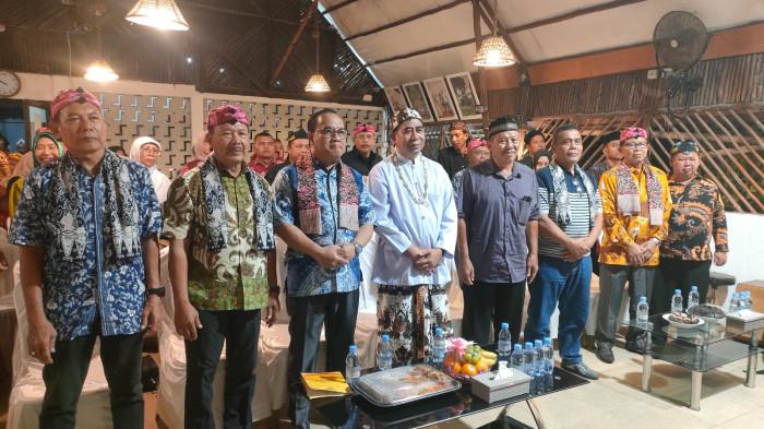 IKC CIREBON BALIKPAPAN - Yono Suherman (baju putih) resmi dilantik sebagai Ketua Ikatan Keluarga Cirebon (IKC) Balikpapan pada 11 Oktober 2025 malam di Warung Kopi Joni, Kota Balikpapan, Kalimantan Timur. Di bawah kepemimpinan Yono Suherman, IKC tidak hanya bertekad menjadi wadah silaturahmi bagi perantau dari 