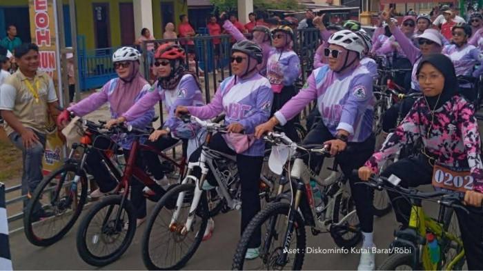 20251117_Warga memadati halaman Kantor Kecamatan Melak untuk mengikuti sepeda santai