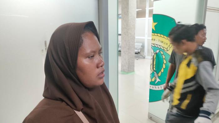 20251118_Ibu Korban Bocah Tenggelam di Km8 Balikpapan