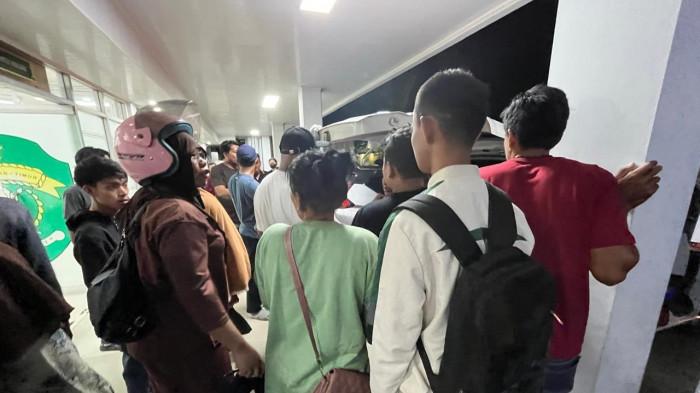 KORBAN TENGGELAM BALIKPAPAN - Suasana di mortuary Rumah Sakit Kanudjoso Djatiwobo Balikpapan, Provinsi Kalimantan Timur, Senin (17/12/2025) dinihari. Mereka di antaranya adalah keluarga korban untuk menunggu jasad korban tenggelam di kubangan km 8 Balikpapan.  