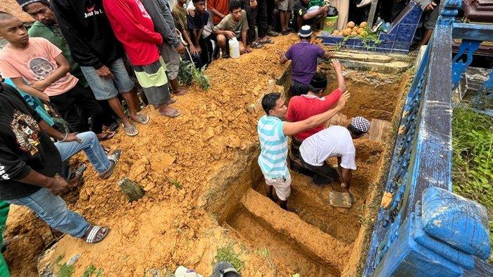 PEMAKAMAN KORBAN TENGGELAM - Suasana prosesi pemakaman 6 anak, korban tenggelam di kubangan kawasan Kilometer (Km) 8 Balikpapan Utara, Balikpapan, Kalimantan Timur, Selasa (18/11/2025). Momen dipotret dimulai dari rumah duka, jenazah dishalatkan, hingga penguburan. Semua jenazah korban dimakamkan di TPU Km 8 Balikpapan Utara. Lima jenazah dimakamkan dalam satu liang, dan satu jenazah terpisah. 