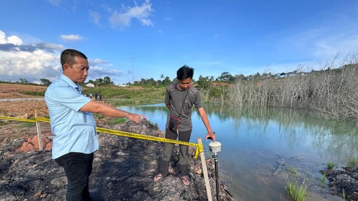 TENTUKAN TITIK KOORDINAT - Satreskrim Polresta Balikpapan melaksanakan kegiatan TPTKP (Tindakan Pertama Tempat Kejadian Perkara) bersama Tim Identifikasi (IDEN) untuk menentukan titik lokasi dan koordinat tempat para korban ditemukan, dibantu dari Badan Pertanahan Nasional (BPN), Selasa (18/11/2025). (TRIBUNKALTIM.CO/DWI ARDIANTO)