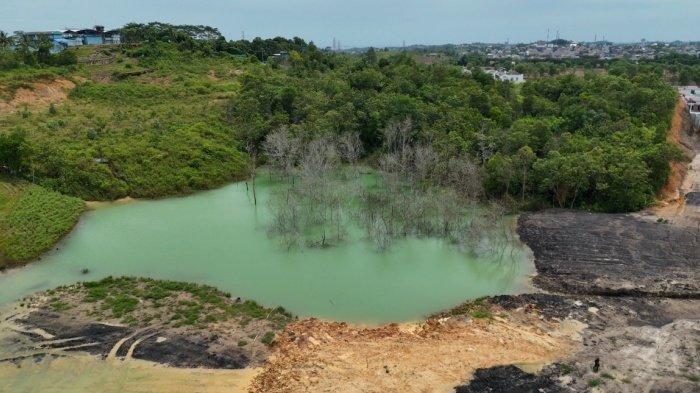ENAM ANAK TENGGELAM - Penampakan cekungan dalam di Jalan Pipa PDAM RT 37, Kelurahan Graha Indah, Kecamatan Balikpapan Utara, Provinsi Kalimantan Timur (Kaltim) yang menjadi lokasi tenggelam 6 anak. Berikut 5 fakta lokasi tenggelamnya enam anak di Balikpapan Utara. Status lahan disorot, Sinarmas Land sebut bukan termasuk areal Grand City. (TribunKaltim.co/Djohan Nur)