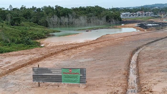 KUBANGAN MAUT BALIKPAPAN - Legalitas kepemilikan lahan yang menjadi lokasi tewasnya enam anak, pada Senin (17/11/2025), menjadi sorotan warga.  Pihak manajemen Grand City Balikpapan menegaskan lokasi kejadian itu berada di luar dari kawasan mereka. 