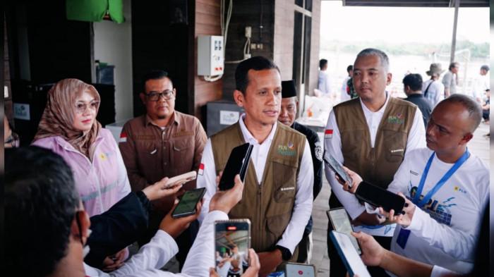 Di sela kunjungan program Tanggung Jawab Sosial dan Lingkungan (TJSL), General Manager PLN UIP3B Kalimantan, Riko Ramadhano Budiawan, memberikan keterangan kepada awak media mengenai komitmen perusahaan dalam memperkuat program pemberdayaan masyarakat pesisir. Dengan latar kegiatan budidaya ikan di Loa Kulu, momen ini menegaskan bahwa PLN tidak hanya menyalurkan listrik, tetapi juga menghadirkan solusi nyata yang berdampak langsung pada kehidupan masyarakat.