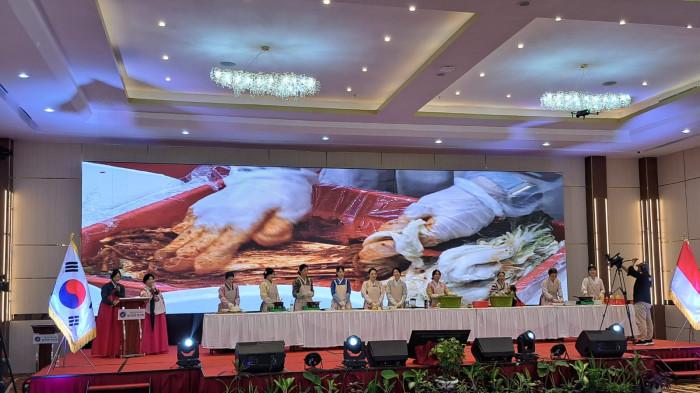 Maxone Hotel Balikpapan Bekerjasama dengan Korean Association Indonesia Mengadakan Cooking Class bertema Celebrate Kimchi Day 2025