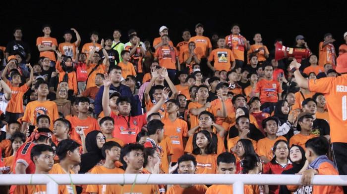 PENDUKUNG BORNEO FC - Suporter Pusamania saat menyaksikan tim kesayangannya Borneo FC Samarinda di Stadion Segiri. Pusamania mendukung Borneo FC Jaga Keangkeran Stadion Segiri demi mengamankan posisi klasemen atas Super League.(TRIBUNKALTIM.CO/NEVRIANTO HARDI PRASETYO)