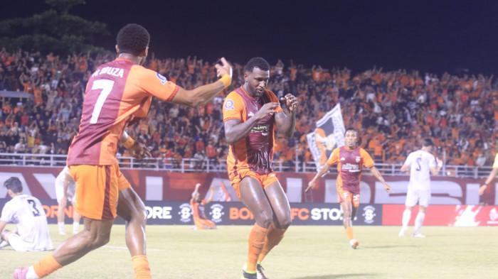 BORNEO VS MADURA - Penyerang Borneo FC, Maicon Souza merayakan Gol Douglas Couintho(Kanan) pada pertandingan Super League pekan ke 13 melawan Madura United di Stadion Segiri Samarinda Kalimantan Timur, Sabtu (22/11/2025) malam. Aksi Nadeo Argawinata menepis Penalti berikut gol Douglas Coutinho menangkan Borneo FC 1-0.