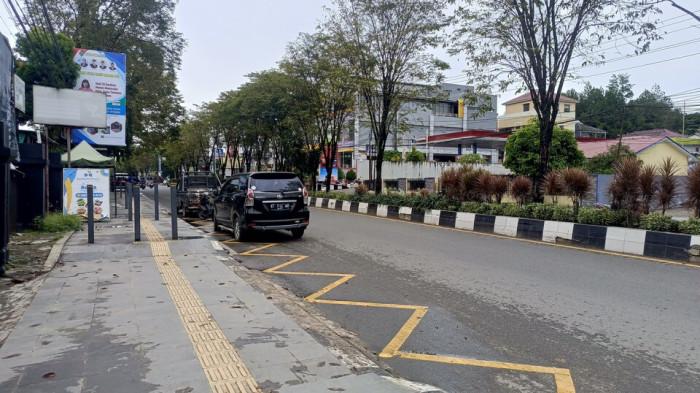 MARKA JALAN - Kawasan Jalan Juanda telah dipasang marka jalan baru berwarna kuning berbentuk zig-zag (liku-liku). (TRIBUNKALTIM.CO/GREGORIUS AGUNG SALMON)