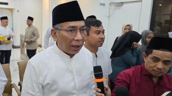BERI PENJELASAN - Ketua Umum PBNU KH Yahya Cholil Staquf saat memberikan penjelasan seusai menggelar rapat dengan jajaran Pengurus Wilayah Nahdlatul Ulama (PWNU) dari berbagai daerah di Indonesia yang dipusatkan di Hotel Novotel Samator Surabaya, Minggu (23/11/2025) dini hari. Rapat ini diikuti puluhan perwakilan PWNU. (TribunJatim.com/Yusron Naufal Putra)