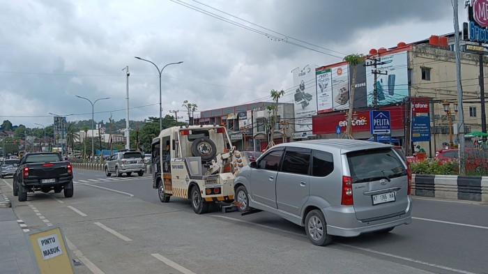 SANKSI PARKIR LIAR - Pengendara yang nekat parkir liar di Jalan MT Haryono Balikpapan kini langsung berhadapan dengan sanksi tegas. Penetapan ruas tersebut sebagai Kawasan Tertib Lalu Lintas (KTL) membuat Dishub Balikpapan memberlakukan penderekan, penggembosan ban, hingga denda Rp500 ribu tanpa toleransi.