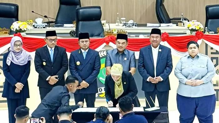APBD KALTIM 2026 - Rapat Paripurna ke-47 DPRD Kaltim, Minggu (30/11/2025). Pemerintah Provinsi Kaltim (Pemprov Kaltim) bersama DPRD Provinsi Kaltim menyepakati Rancangan Anggaran Pendapatan dan Belanja Daerah (RAPBD) 2026 sebesar Rp15,15 triliun pasca terkoreksi akibat pemangkassn dana pemerintah pusat. (HO DPRD Kaltim)