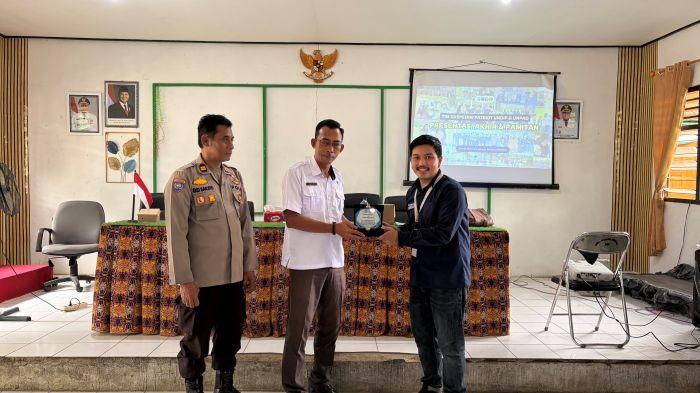 20251201_Penyerahan Plakat dari Tim 1 Undip kepada Kelurahan Muara Komam.