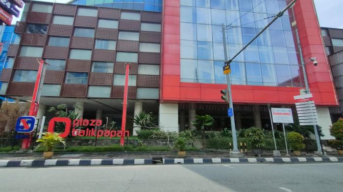 SEMARAK NATARU 2026 - Gedung pusat perbelanjaan terlengkap Plaza Balikpapan di Jalan Jenderal Sudirman, Kota Balikpapan, Provinsi Kalimantan Timur pada 30 November 2025 pagi. Plaza Balikpapan akan hadirkan ragam event untuk memeriahkan Natal dan Tahun Baru atau Nataru, dari pertunjukan musik hingga Wahana Tema Capybara, Selasa (9/12/2025). 