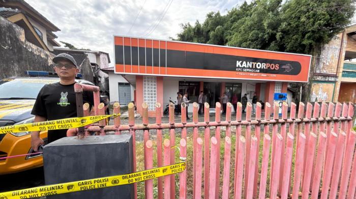 PERAMPOKAN -  Dugaan peristiwa perampokan terjadi di Kantor Pos Sepinggan, Jalan Marsma Iswahyudi, Balikpapan Selatan, Sabtu (13/12/2025). Seorang korban ditemukan tergeletak di tanah dengan kondisi mengalami pendarahan di bagian kepala. (TRIBUNKALTIM.CO/DWI ARDIANTO)