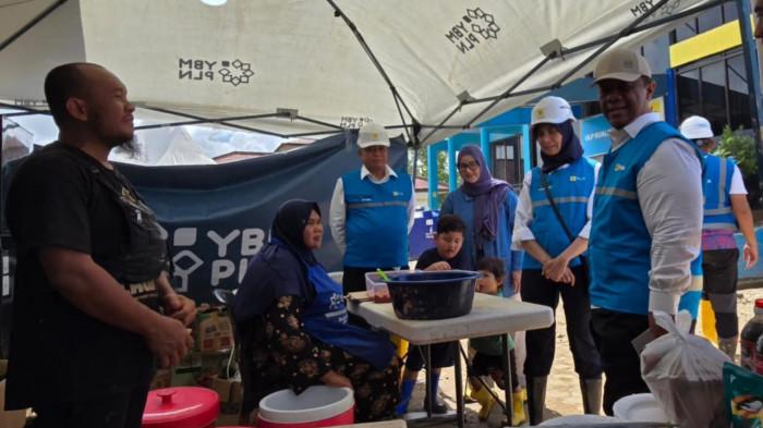 Komisaris Independen PLN, Yazid Fanani (ketiga dari kiri), bersama Direktur Legal dan Manajemen Human Capital PLN, Yusuf Didi Setiarto (kanan), dan Direktur Keuangan PLN, Sinthya Roesly (kedua dari kanan), dalam kegiatan bakti sosial di Aceh Tamiang pada Jumat (19/12), turut meninjau dapur umum di Kantor PLN Unit Layanan Pelanggan (ULP) Kuala Simpang untuk memastikan makanan bagi para pengungsi berkualitas baik.