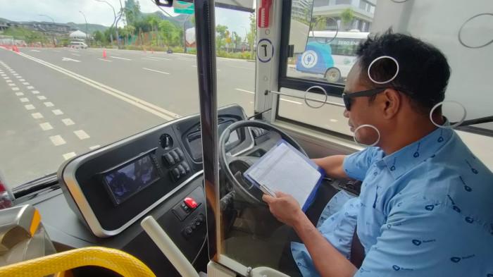 GELIAT DI IKN - Ilustrasi sopir bus listrik yang melayani angkutan darat di IKN Nusantara, mengubungkan rest area ke bagian dalam pusat perkantoran pemerintahan Ibu Kota Nusantara, Agustus 2025. (TRIBUNKALTIM.CO/BUDI SUSILO)
