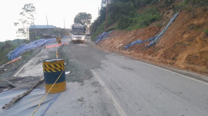 SEGERA TANGANI -  DPRD Kaltim mendukung langkah BBPJN agar segera menangani permanen Jalan Samarinda–Balikpapan di kilometer (km) 28 RT 25, Dusun Tani Jaya, Desa Batuah, Kecamatan Loa Janan, Kabupaten Kutai Kartanegara (Kukar).(TribunKaltim.Co/Mohammad Fairoussaniy)