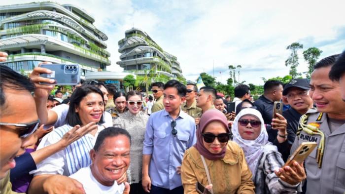 BANGGA DISAPA GIBRAN - Masyarakat tampak antusias menyambut kedatangan Wapres Gibran di IKN, Rabu (31/12/2025). Tak sedikit diantara mereka mengaku bangga bisa bertemu dan berinteraksi secara langsung dengan Wakil Presiden. (HO/BIRO PERS)