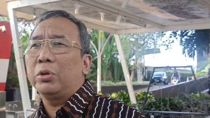 RUJUKAN BPJS KESEHATAN - Direktur Jenderal Pelayanan Kesehatan Kementerian Kesehatan (Kemenkes) RI Azhar Jaya usai diperiksa di Gedung Merah Putih KPK, Jakarta, Selasa (23/9/2025).(KOMPAS.com/HARYANTI PUSPA SARI)