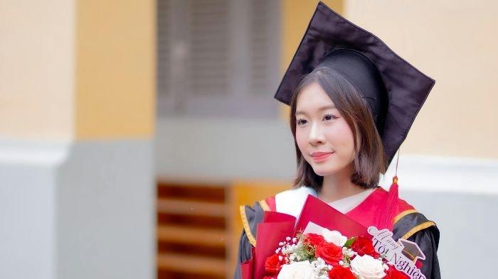 BEASISWA GRATISPOL - Ilustrasi mahasiswa diwisuda, diolah di Canva. Beasiswa Gratispol Kalimantan Timur gelombang 1 2026 hari ini pendaftarannya ditutup, segera daftar mahasiswa aktif Kaltim yang kuliah di dalam daerah (Grafis TribunKaltim.co via Canva)