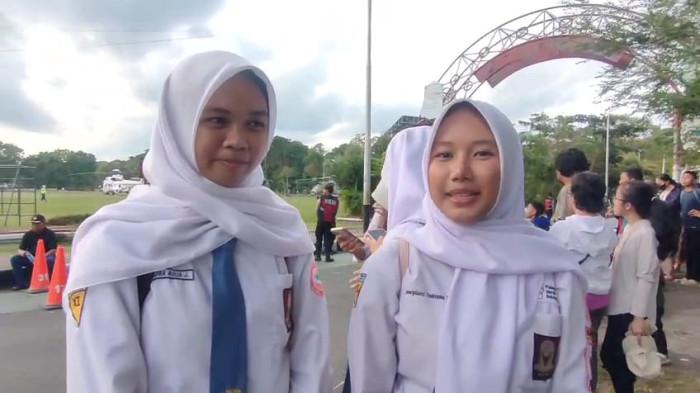 SAMBUT PRESIDEN PRABOWO - Nadira (Kiri) dan Amey (Kanan) Saat Menunggu Kedatangan Presiden Prabowo Subianto di Lapangan Merdeka Balikpapan, Senin (12/1/2025). (TRIBUNKALTIM.CO/ARDIANA)
