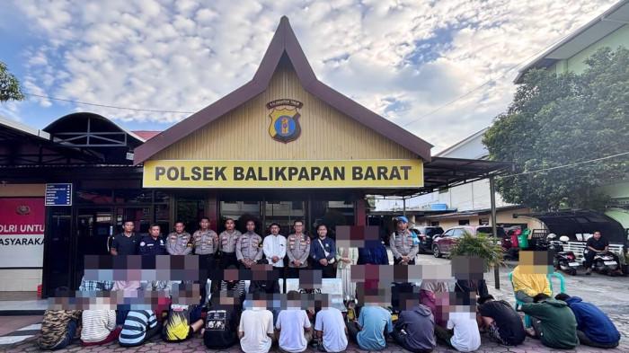 KENAKALAN REMAJA BALIKPAPAN - Kepala SMP Negeri 4 Balikpapan, Afandi, menegaskan pentingnya peran bersama antara orang tua, sekolah, dan masyarakat dalam membina anak-anak, menyusul diamankannya belasan remaja yang diduga akan terlibat tawuran di wilayah Balikpapan Barat, Kota Balikpapan, Kalimantan Timur, Minggu (18/1/2026).