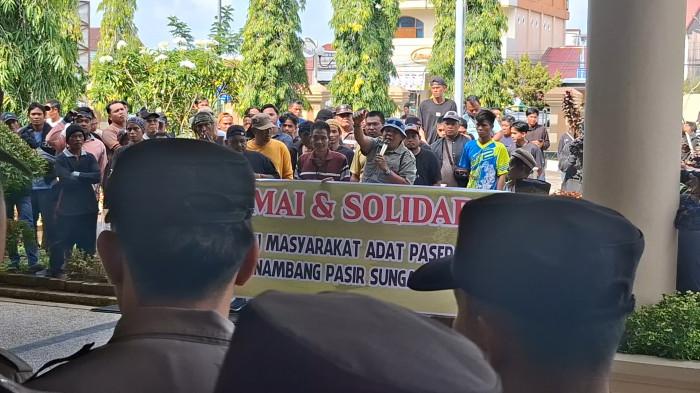 PENAMBANG UNJUK RASA - Aliansi Masyarakat Adat Paser Penambang Pasir Sungai yang melakukan aksi damai di Kantor DPRD Kabupaten Paser, Senin (19/1/2026). Mereka menyuarakan aspirasi terkait keberlangsungan mata pencaharian sebagai penambang pasir sungai. 